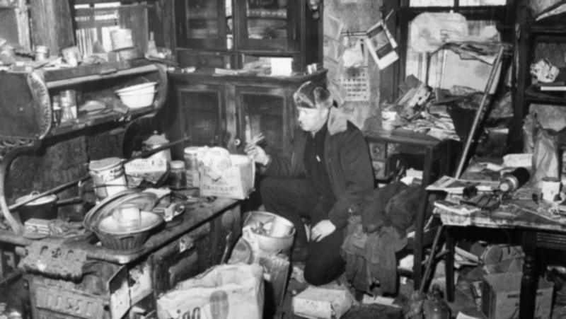 perquisizione poliziotto a casa di ed gein